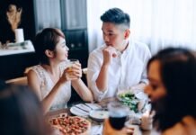 «Будто во сне»: мужчина женился через 4 часа после знакомства и потерял все сбережения