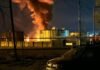 Дроны ударили по Энгельсу: местная нефтебаза в огне, — соцсети (видео)
