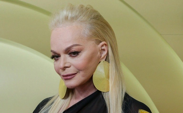 Человек-паук обманул Ларису Долину на 150 млн рублей, — росСМИ