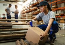 Склады, заводы и клубничные поля: где работают и сколько зарабатывают украинцы в Польше