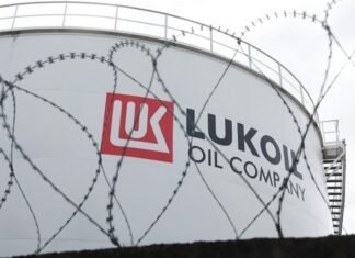 Що відбувається з підсанкційними закордонними активами російських нафтових гігантів після обмежень США?
