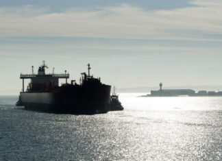 Танкер с российской нефтью прибыл в Китай по запутанному маршруту, — Bloomberg