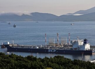 Російська нафта продається за копійки та не досягає кінцевих споживачів, застрягаючи у морі.