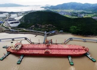 Китай скоротив закупівлі нафти у РФ на тлі санкцій.