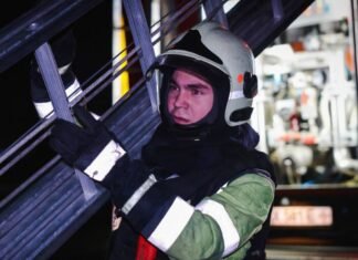 В Харькове после вечерней атаки РФ произошел пожар: в ГСЧС показали фото последствий