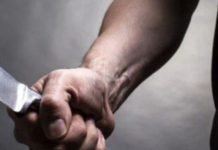 Нож в руках: одесские патрульные предотвратили самоубийство, — ВИДЕО