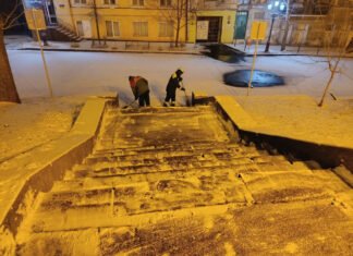 Одесские коммунальщики расчищают сне, а также обрабатывают дороги и тротуары от гололедицы (фото)