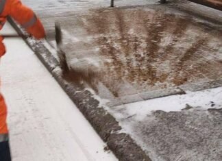 Коммунальщики «спасают» Одессу от гололеда, — ФОТО, ВИДЕО