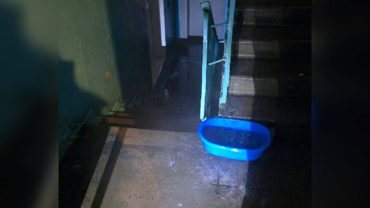 «Вода заливает целые подъезды»: в разных районах Киева фиксируют массовые прорывы труб (видео)