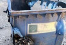 Курил мусор — сядет надолго: в Одессе мужчина уничтожил 10 контейнеров и оказался за решеткой