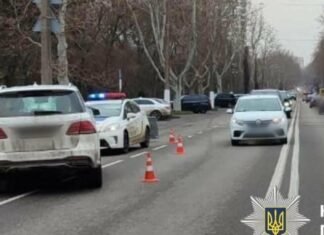 В Одессе Mercedes сбил пешехода: пострадавшего госпитализировали
