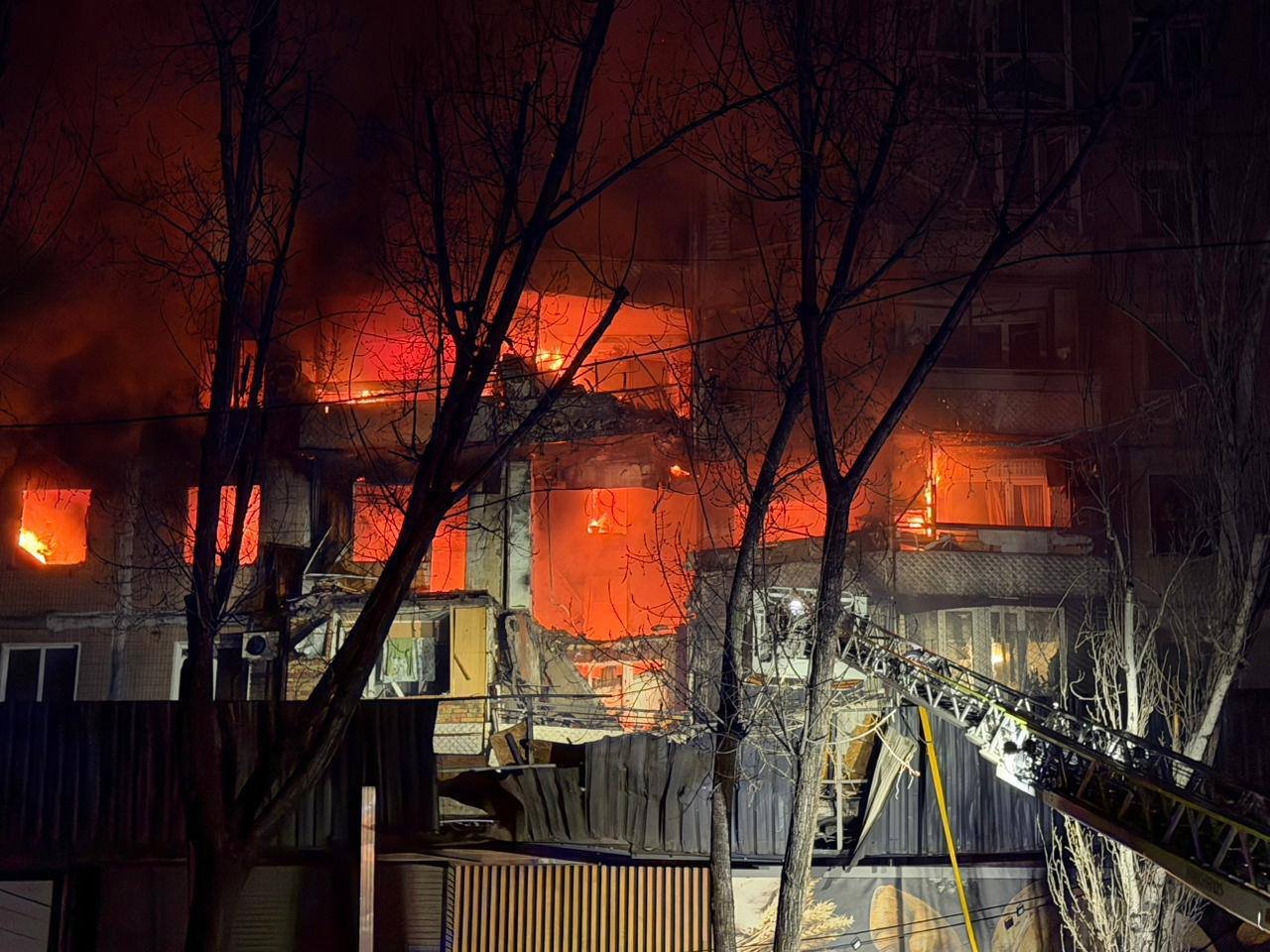 В Одессе из-за атаки «Шахедов» серьезные разрушения: повреждены дома, церковь и детский сад, бушуют пожары (фото)