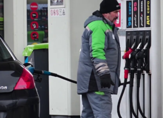 Водители заливают баки и канистры: на АЗС Украины резко вырос спрос на топливо