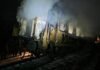 РФ ударила по железной дороге на Днепропетровщине: люди прятались под вагонами поезда (видео)