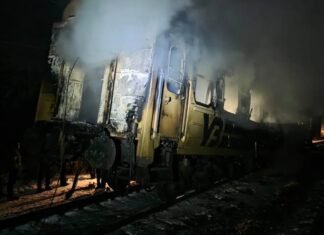 РФ ударила по железной дороге на Днепропетровщине: люди прятались под вагонами поезда (видео)