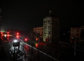 Росія занурила два регіони України в повну темряву, поки союзники працювали над мирним планом.