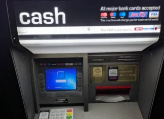 Банкомат в Британии требует вход в Windows 7 вместо PIN-кода перед выдачей денег