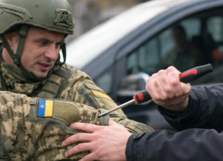 В Одесской области мужчина напал на военных ТЦК с отверткой