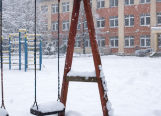 Из-за непогоды в Одессе продлили зимние каникулы до 19 января