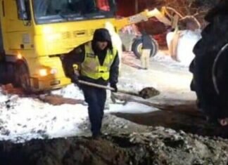 В Одесской области грузовик застрял в снегу и заблокировал трассу