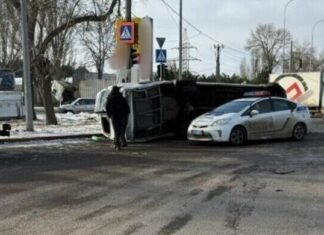 В Хаджибейском районе Одессы столкнулись Mercedes и Audi: травмирован