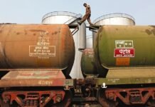 РФ шукає обхідні шляхи, аби продовжити експорт нафти до Індії.