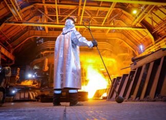 Попри обстріли та знеструмлення, один з найбільших металургійних холдингів України нарощує виробництво та розглядає варіант перероблювання воєнного брухту.