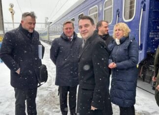 Глава МИД Чехии прибыл в Киев с первым визитом: поезд задержали из-за атаки РФ