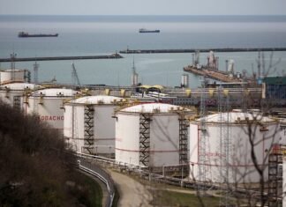 ЄС та Британія знизили граничну ціну на російську нафту до $44,1 за барель, Лондон разом із союзниками готовий “полювати” на тіньовий флот РФ.