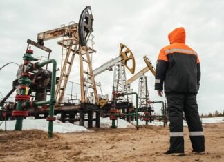 РФ вперше за півтора року скоротила видобуток нафти, через українські дрони, санкції та скорочення сировинного імпорту Китаєм.