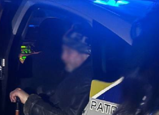Лежал прямо на улице: в Одессе правоохранители помогли 62-летнему мужчине добраться домой, — ФОТО