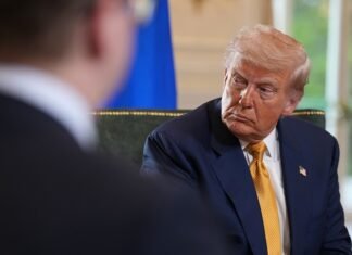 Трамп звинуватив Україну у затягуванні укладення мирної угоди.
