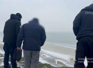 Ребёнок бросил собаку со склона: полицейские Одесской области начали уголовное производство и изъяли животное
