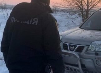 Автомобиль с ребенком застрял в снегу в Одесской области — на помощь пришла полиция