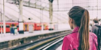 Женщина отсудила сотни тысяч долларов у железной дороги, потому что мужчины делали отрыжки в ее присутствии