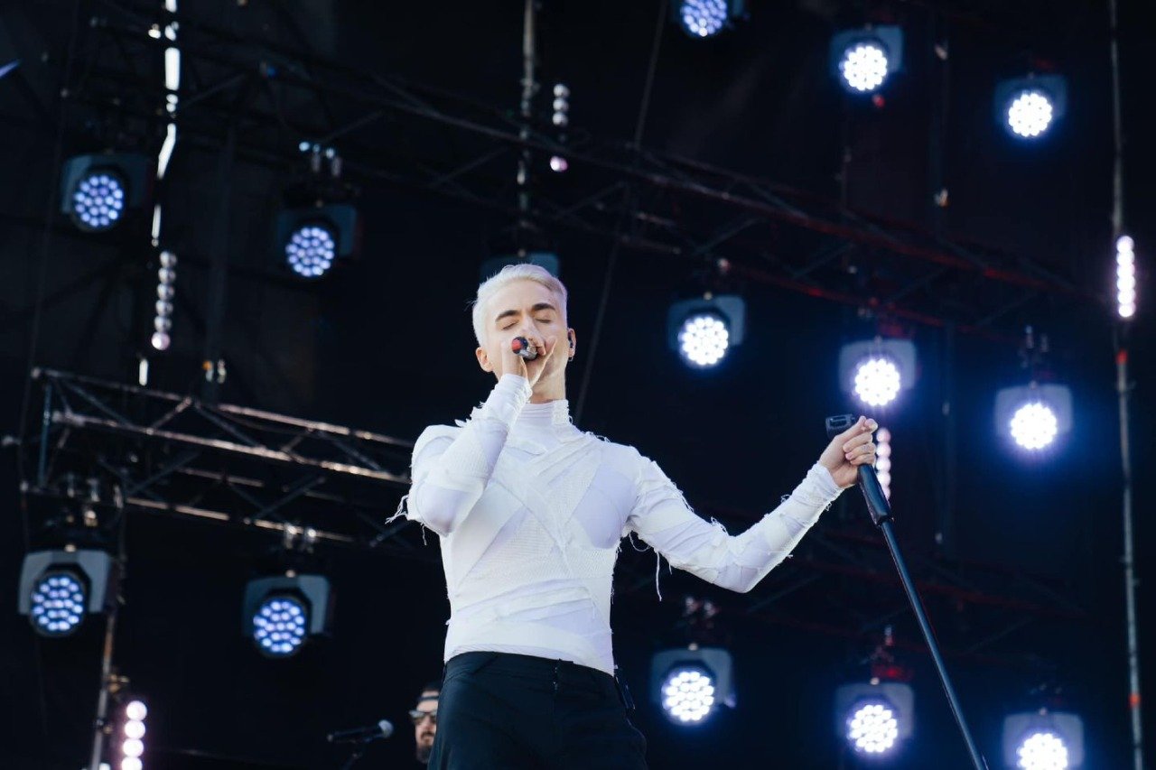 «Не за гей-браки воюют герои»: неизвестные сорвали концерт Меловина в Ровно (видео)