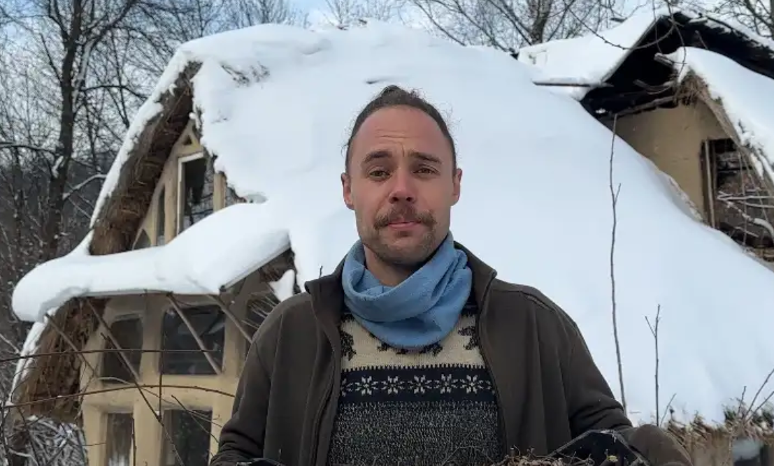 Украинец живет в глиняном доме посреди Карпат: чем он отапливает (фото)