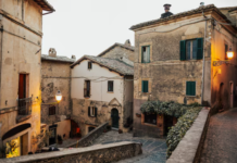 Три шага в ширину: переселенка купила дом во Франции за 45 тысяч евро (фото)