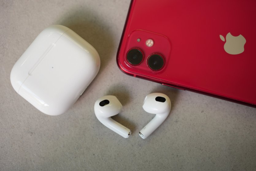 Apple стоит волноваться? KT-скан сравнил оригинальные AirPods и копию за $10