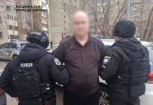 Сбрил усы и был в СОЧ: полиция задержала мужчину, который смеялся над Народным мемориалом на Майдане