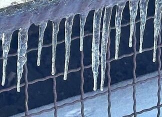 В Одессе потеплело, коммунальщики предупредили о сосульках на крышах, — ФОТО