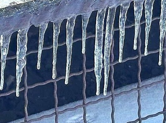 В Одессе потеплело, коммунальщики предупредили о сосульках на крышах, — ФОТО