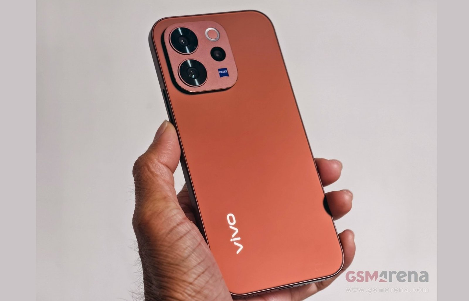 Компактный смартфон с батареей 6500 мАч: что умеет новый хит среднего класса (фото)