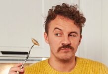 «С вилкой такого эффекта нет»: Евгений Клопотенко рассказал, почему ест все только руками