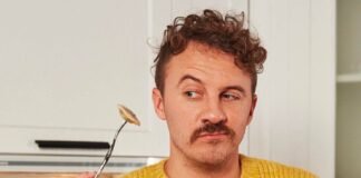 «С вилкой такого эффекта нет»: Евгений Клопотенко рассказал, почему ест все только руками