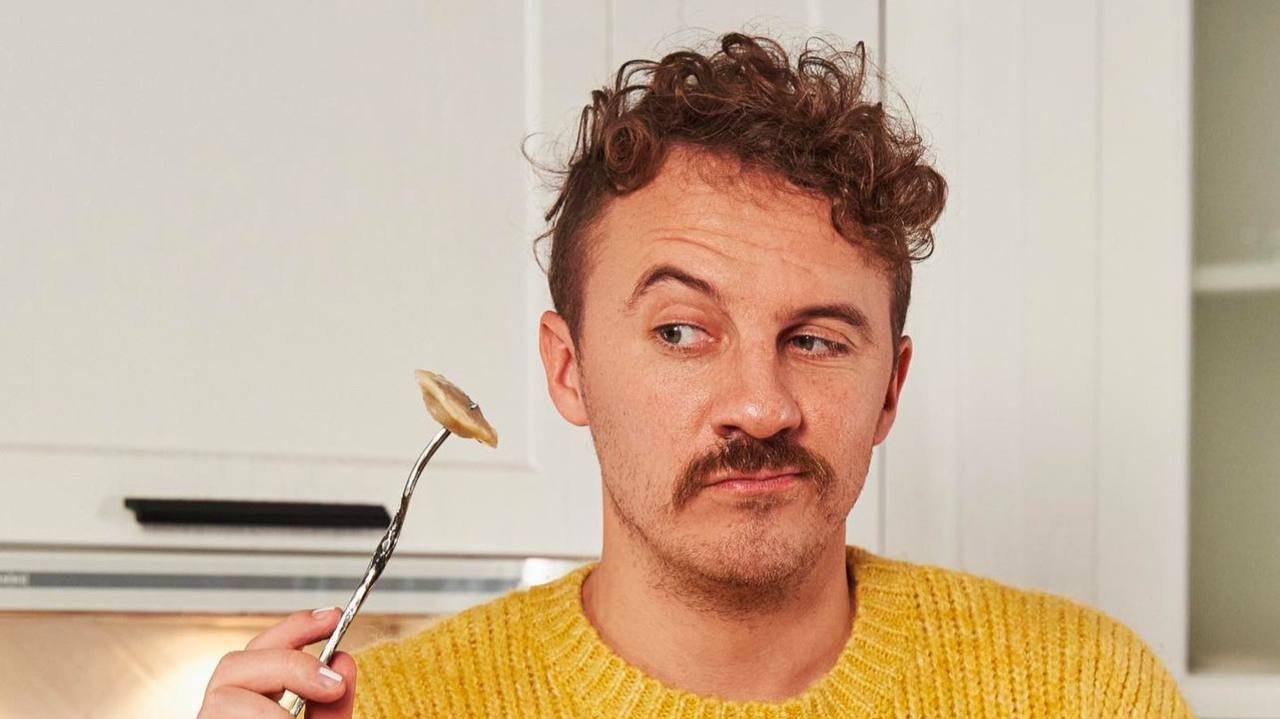 «С вилкой такого эффекта нет»: Евгений Клопотенко рассказал, почему ест все только руками