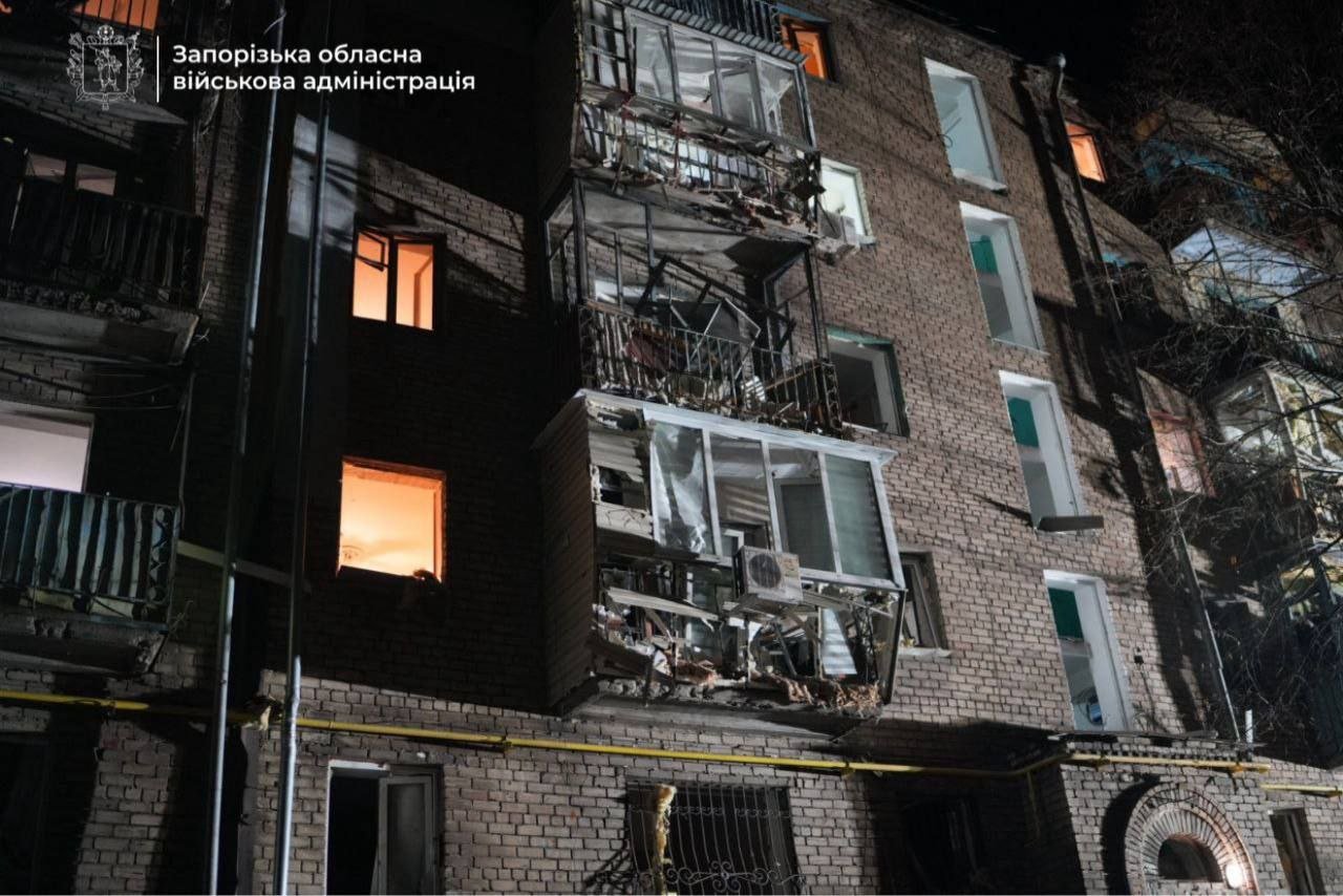 Россияне восемь раз ударили по Запорожью: разрушили жилой дом, есть пострадавшие (видео)