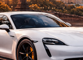 Роскошь на колесах: сколько люксовых авто завезли в Одесскую область.