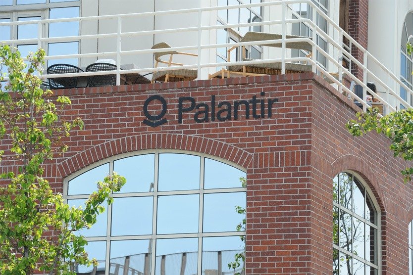 Конспиролог Дотком обвинил Palantir в разработке ядерного оружия для Украины