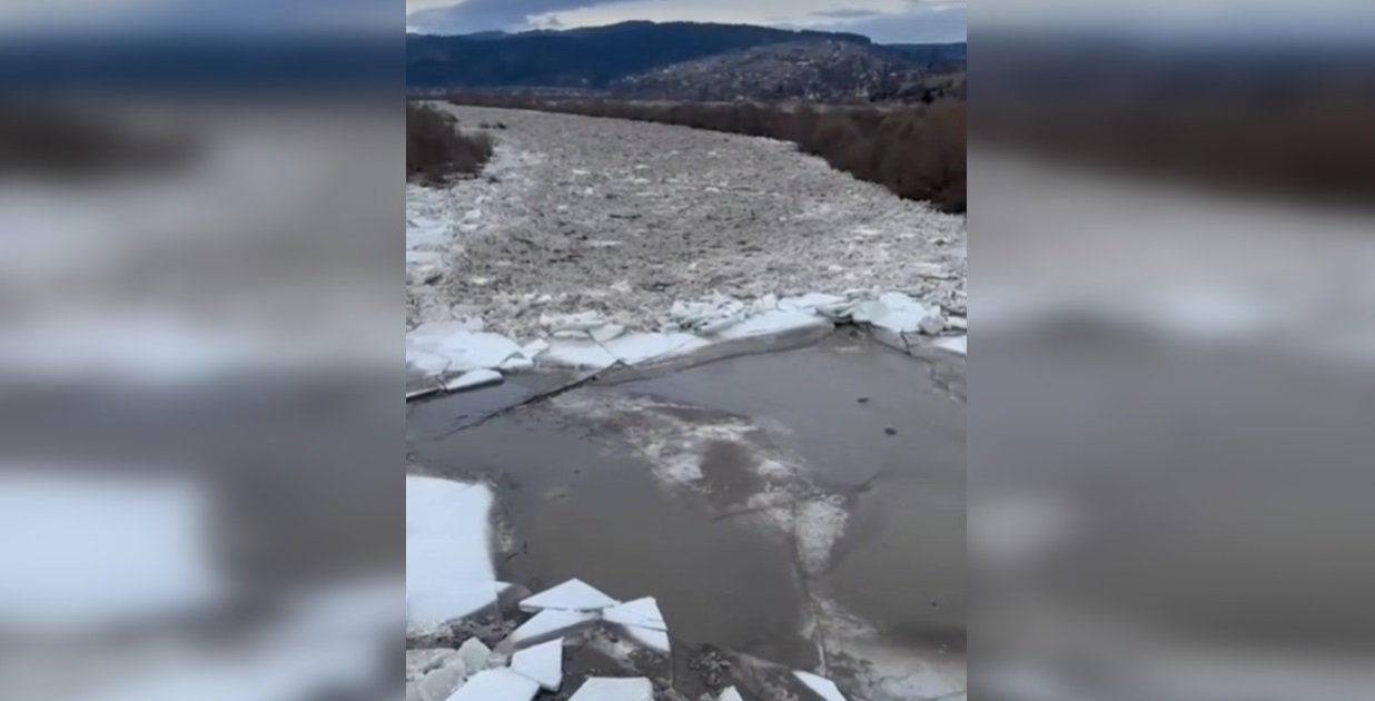 Лед тронулся: на реке Днестр начался ледоход (видео)
